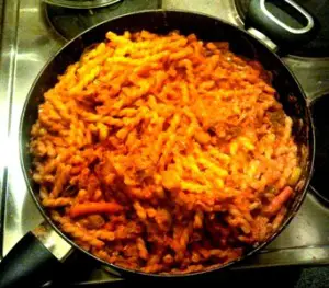 Pasta in Lauch-Karotten-Tomaten-Sahne-Soße
