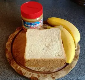 Zutaten für das Erdnussbutter-Bananen-Sandwich
