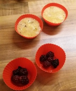 Gesunde Muffins in die Formen füllen